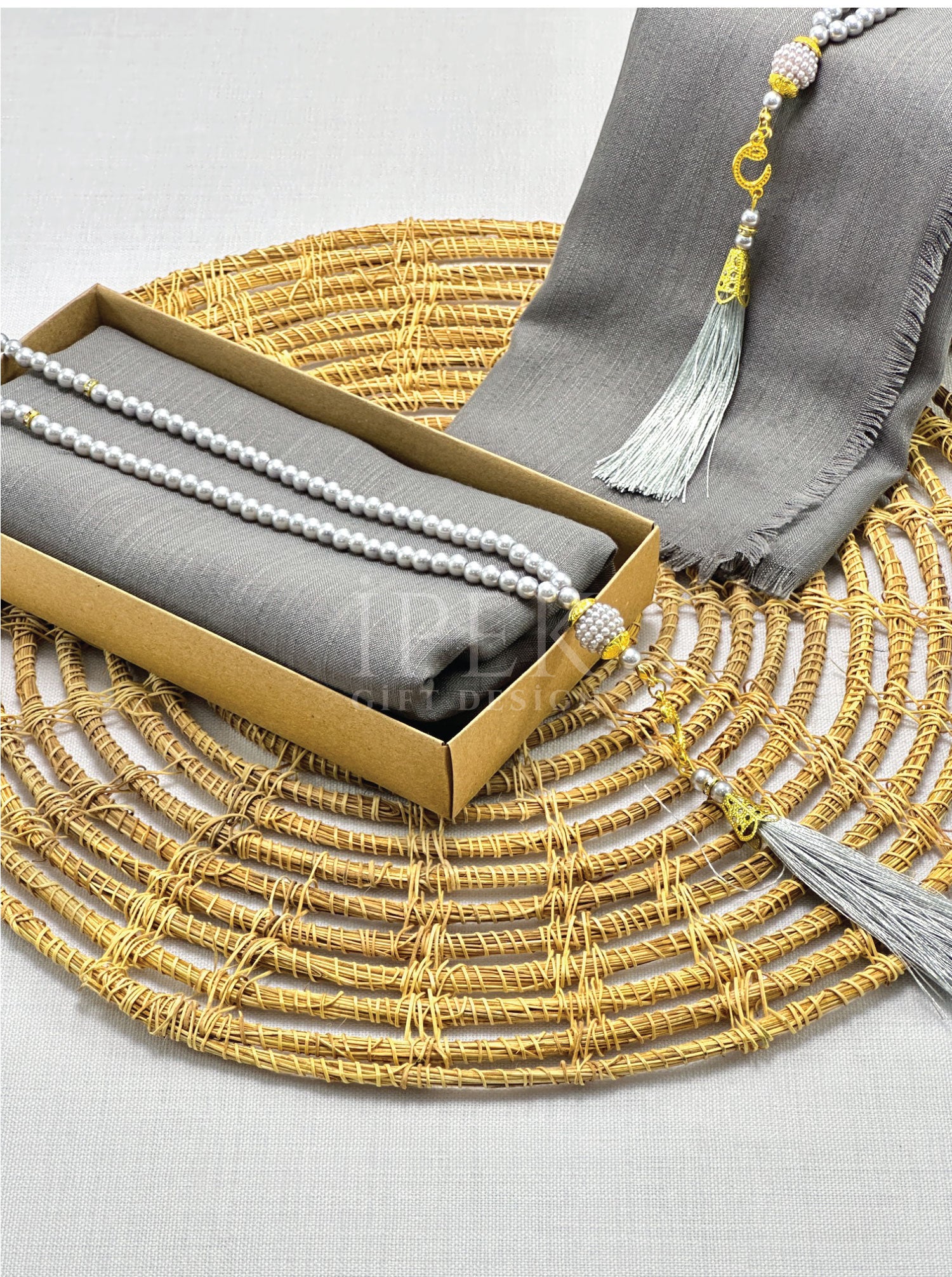 Flamlı Başörtüsü ve İnci Tesbih Seti – Mevlüt, Bohçalık ve Çeyizlik Hediye Kutusu