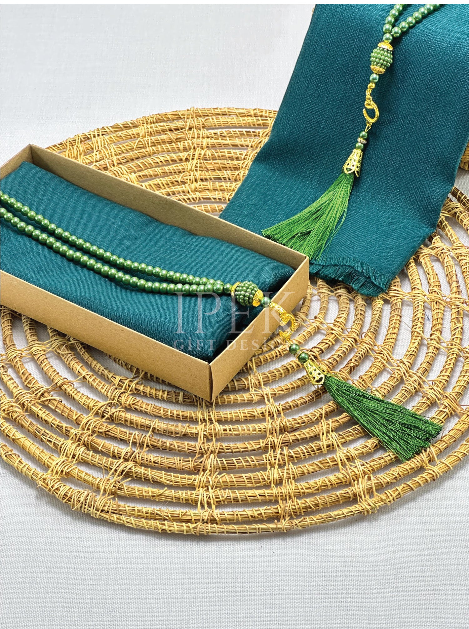 Flamlı Başörtüsü ve İnci Tesbih Seti – Mevlüt, Bohçalık ve Çeyizlik Hediye Kutusu