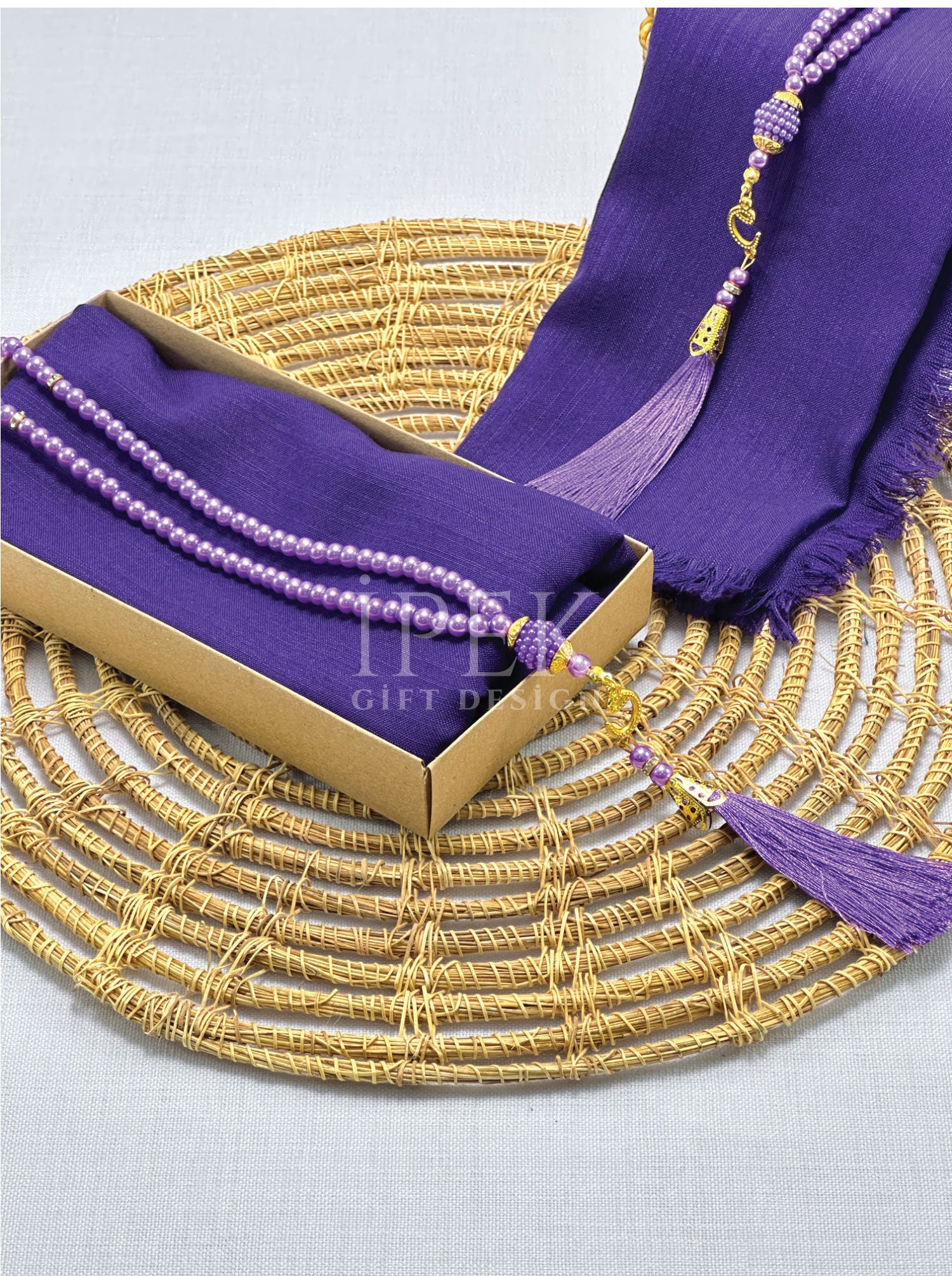 Flamlı Başörtüsü ve İnci Tesbih Seti – Mevlüt, Bohçalık ve Çeyizlik Hediye Kutusu