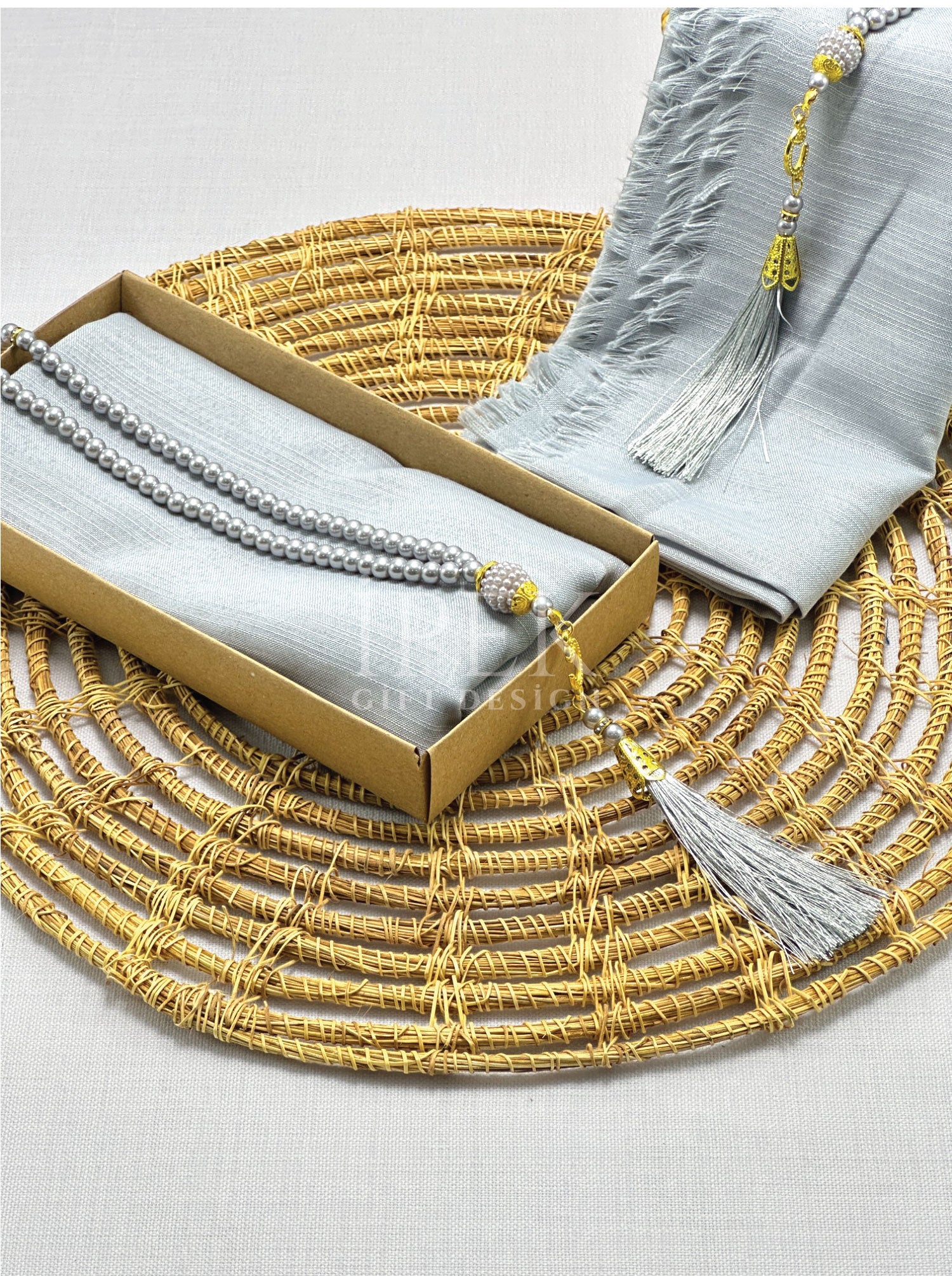 Flamlı Başörtüsü ve İnci Tesbih Seti – Mevlüt, Bohçalık ve Çeyizlik Hediye Kutusu