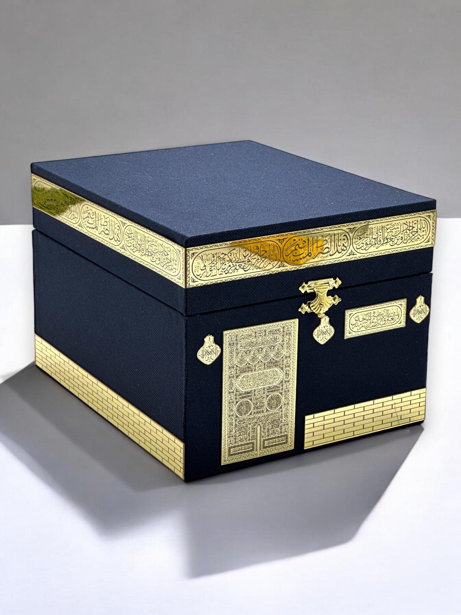 Özel Kabe Tasarımlı Hediye Seti - Kuran-ı Kerim, İnci Tesbih, Zikirmatik, Ayraç ve Seccade