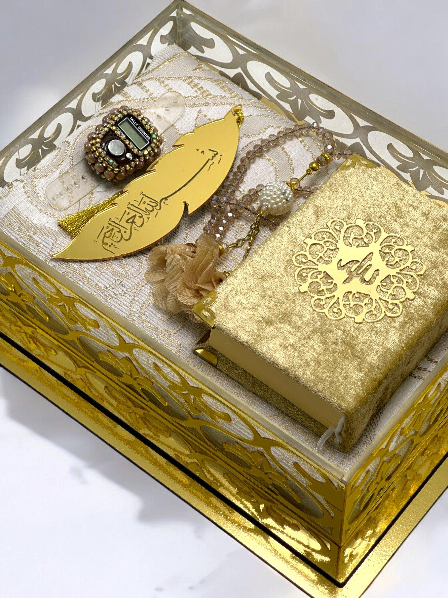 Özel Tasarım Şeffaf Hediyelik Set – Kuran-ı Kerim, Zikirmatik, Seccade, Ayraç ve Tesbih
