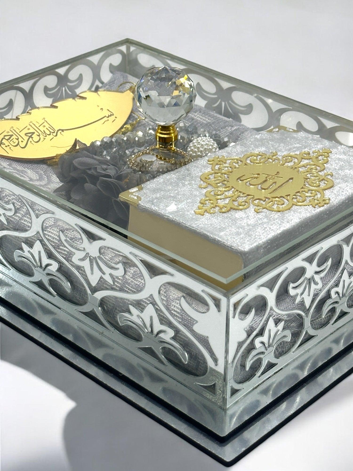 Özel Tasarım Şeffaf Hediyelik Set – Kuran-ı Kerim, Zikirmatik, Seccade, Ayraç ve Tesbih