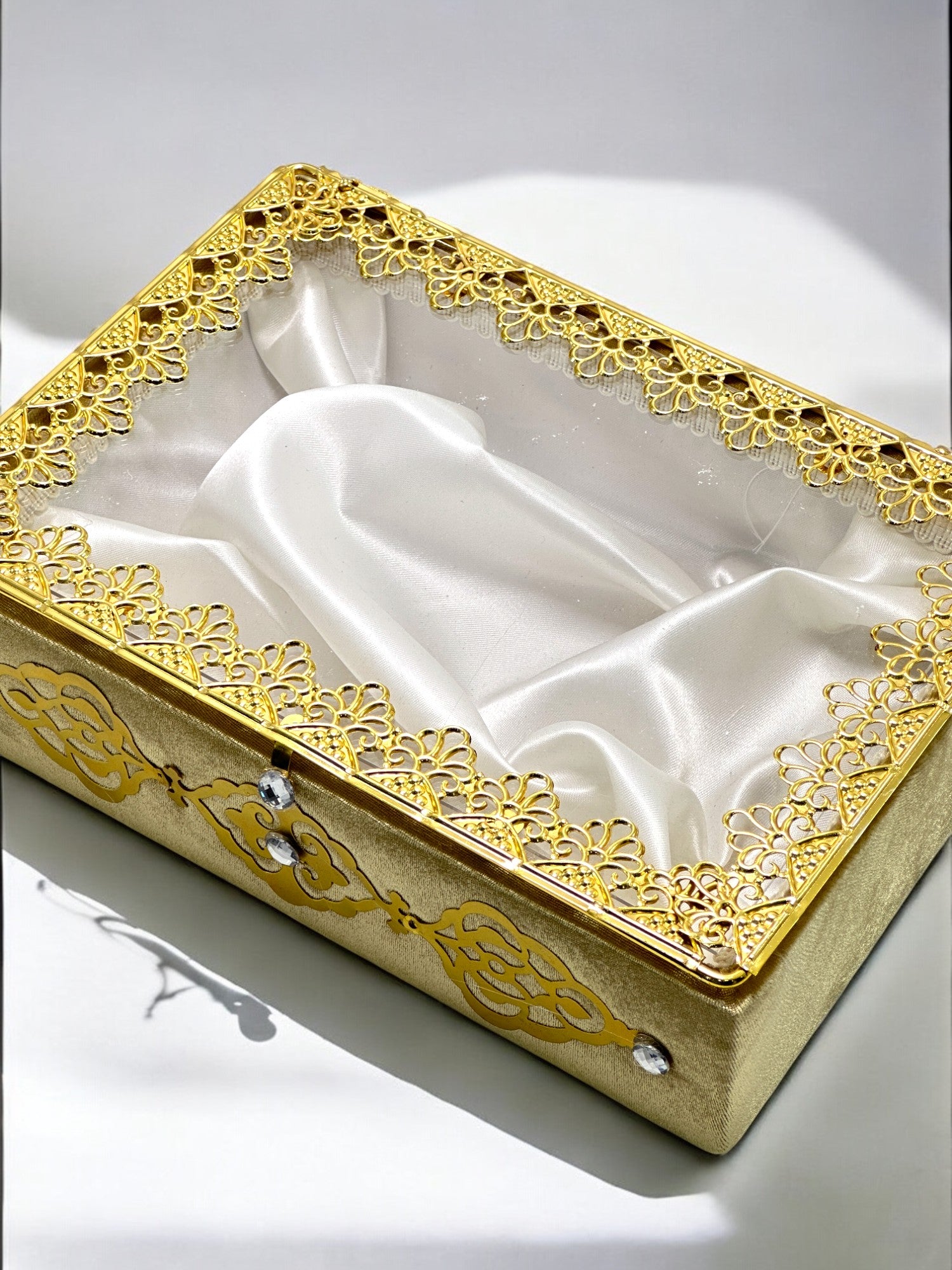 Özel Tasarım Tellari Motifli Gold İşlemeli Çeyizlik Sandık