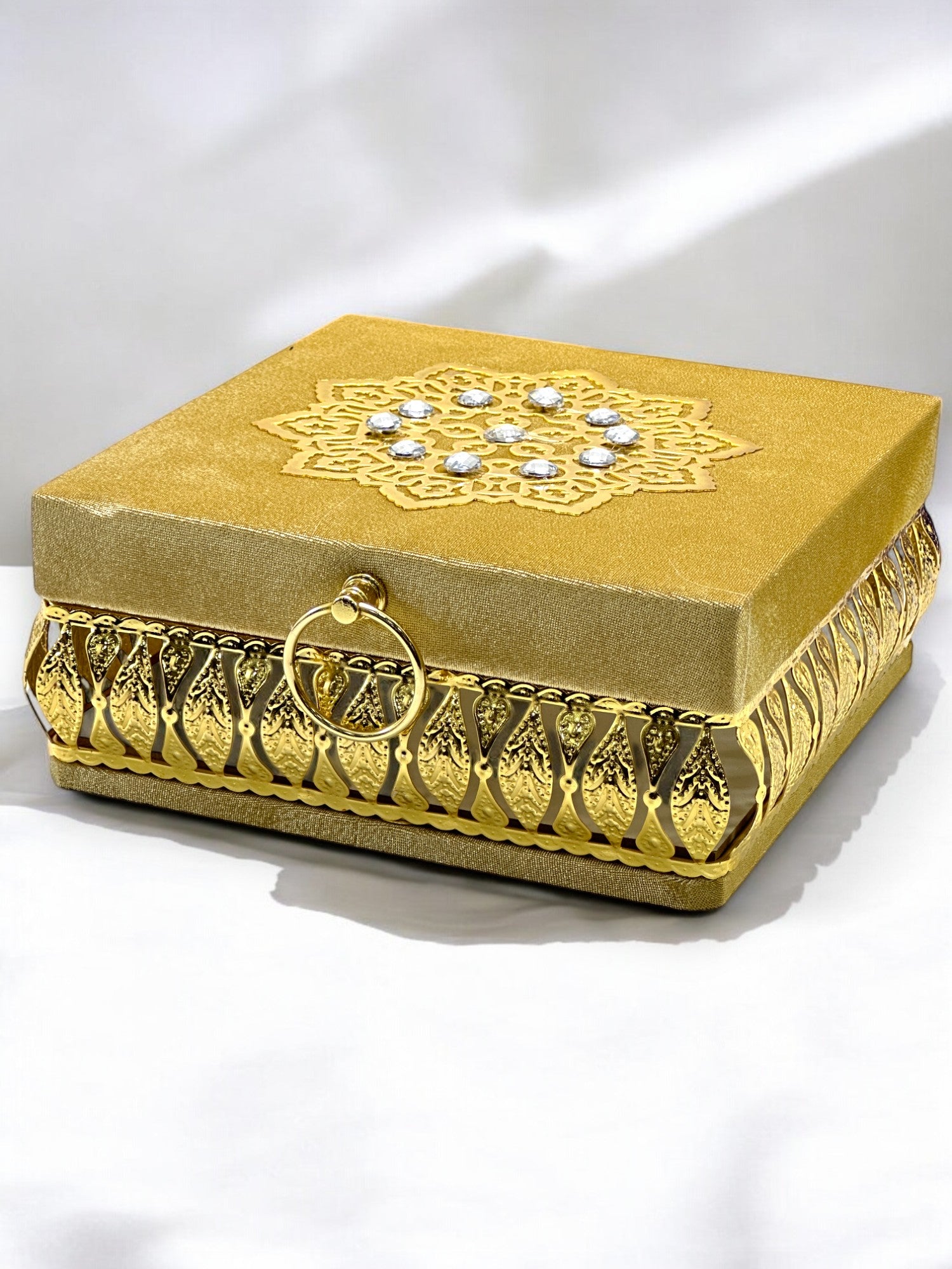 Özel Tasarım Taşlı Gold İşlemeli Çeyizlik Sandık