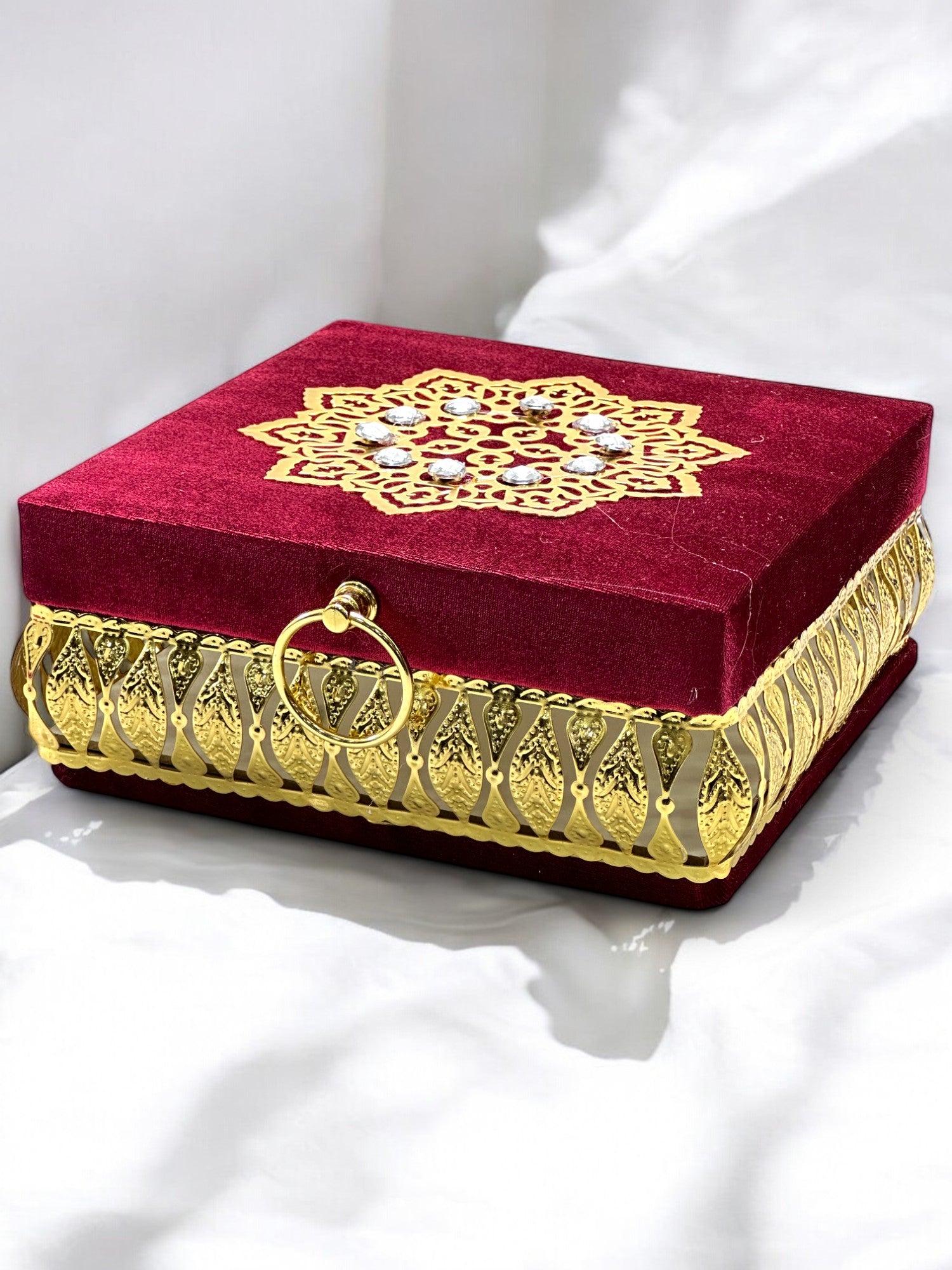 Özel Tasarım Taşlı Gold İşlemeli Çeyizlik Sandık
