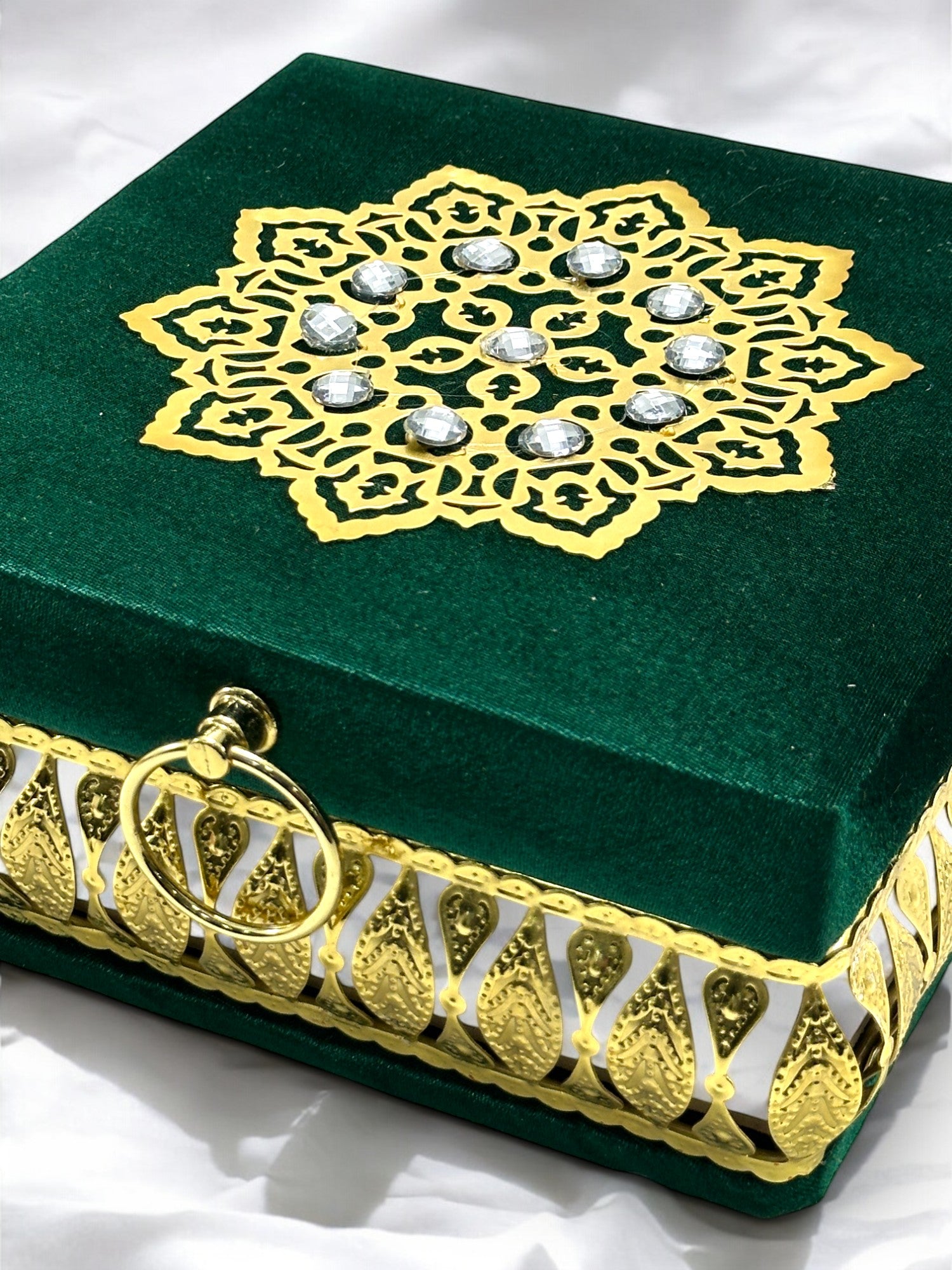 Özel Tasarım Taşlı Gold İşlemeli Çeyizlik Sandık