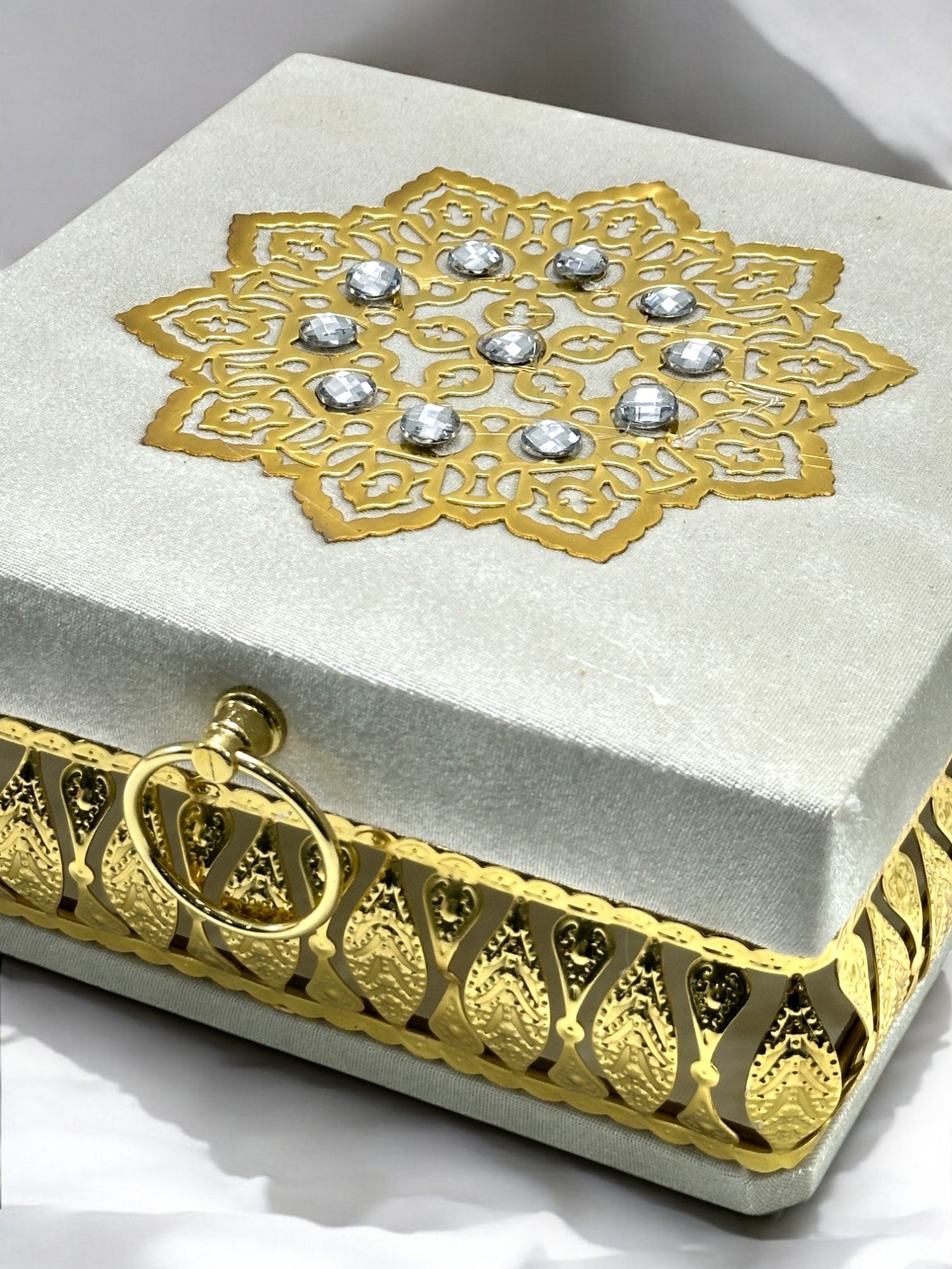 Özel Tasarım Taşlı Gold İşlemeli Çeyizlik Sandık