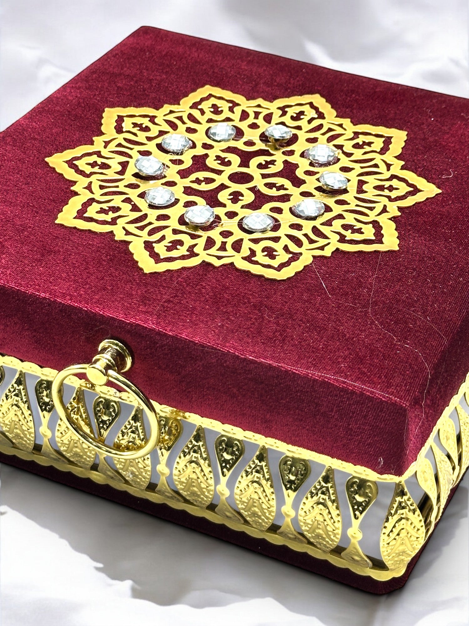 Özel Tasarım Taşlı Gold İşlemeli Çeyizlik Sandık