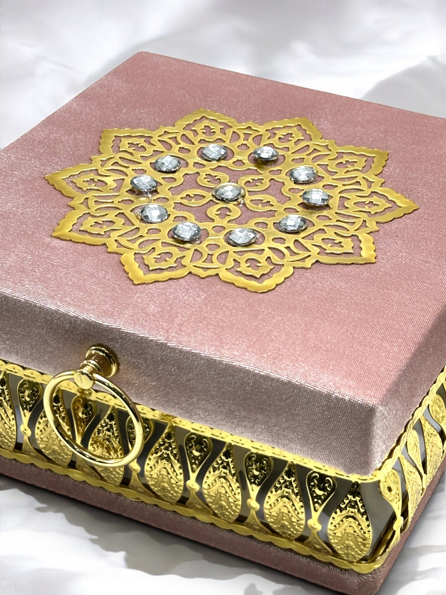 Özel Tasarım Taşlı Gold İşlemeli Çeyizlik Sandık