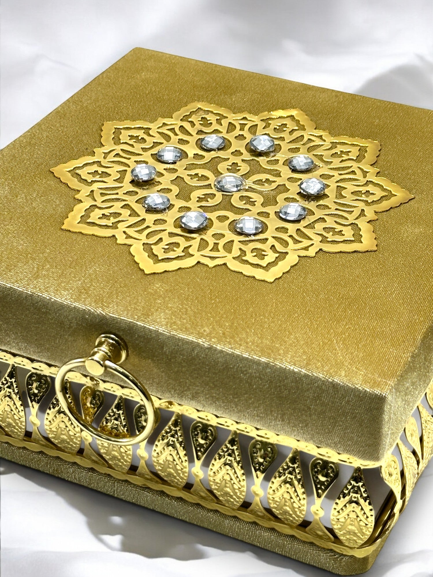 Özel Tasarım Taşlı Gold İşlemeli Çeyizlik Sandık