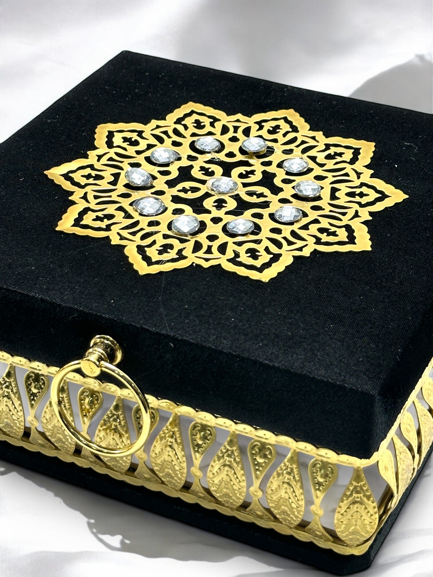 Özel Tasarım Taşlı Gold İşlemeli Çeyizlik Sandık