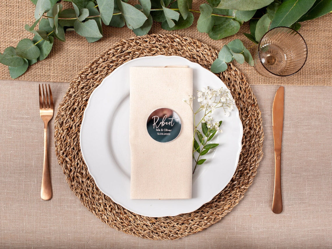 Kişiye Özel Yuvarlak Pleksi Masa İsimliği – Altın Aynalı Düğün & Nişan Hediyeliği