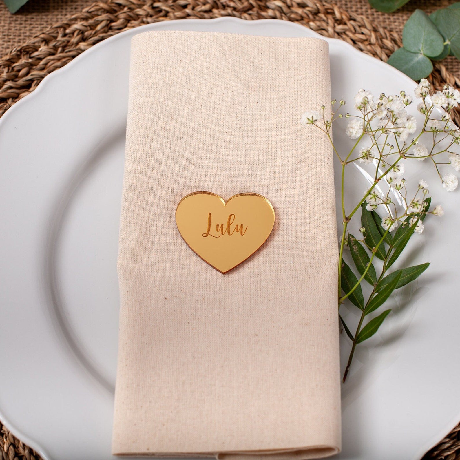 Altın Kalp Pleksi Masa İsimliği – Kişiye Özel Düğün & Davet Hediyeliği