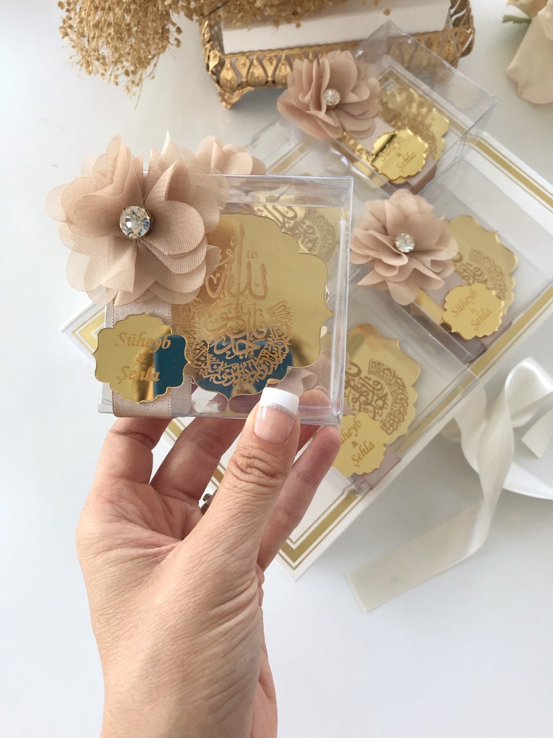 Kişiye Özel Ayetel Kürsi Pleksi Hediyelik – Şeffaf Kutu İçerisinde | Düğün & Nişan İçin Lüks Tasarım