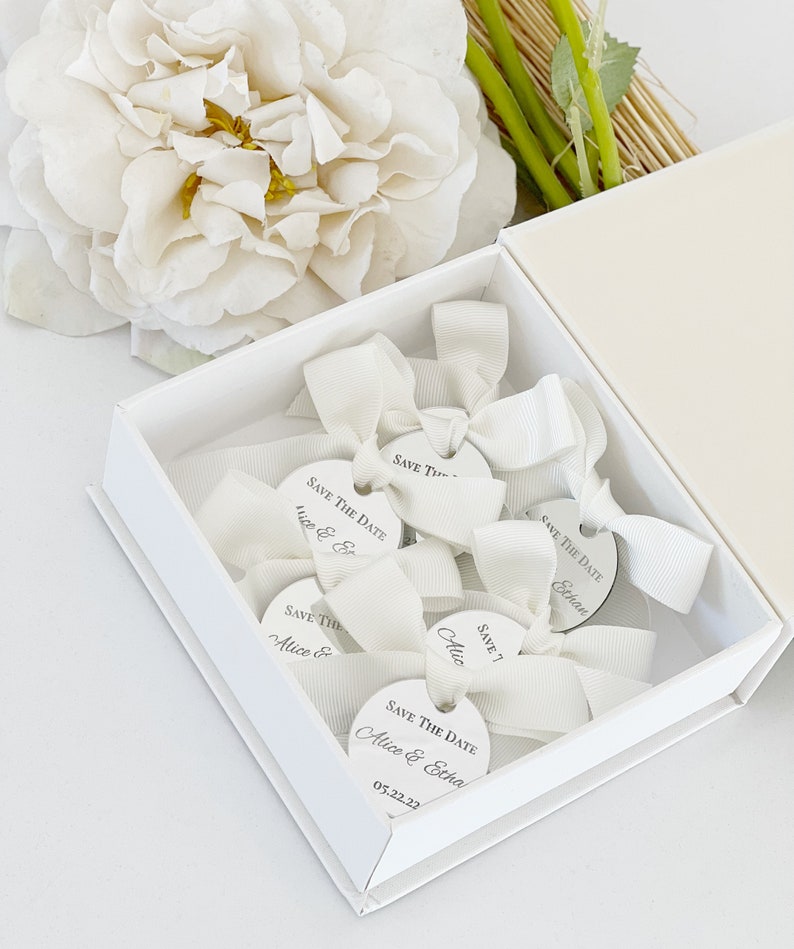 Altın Aynalı Düğün Hediyeliği – Kişiye Özel Kurdeleli Pleksi