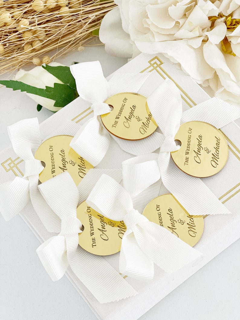 Altın Aynalı Düğün Hediyeliği – Kişiye Özel Kurdeleli Pleksi