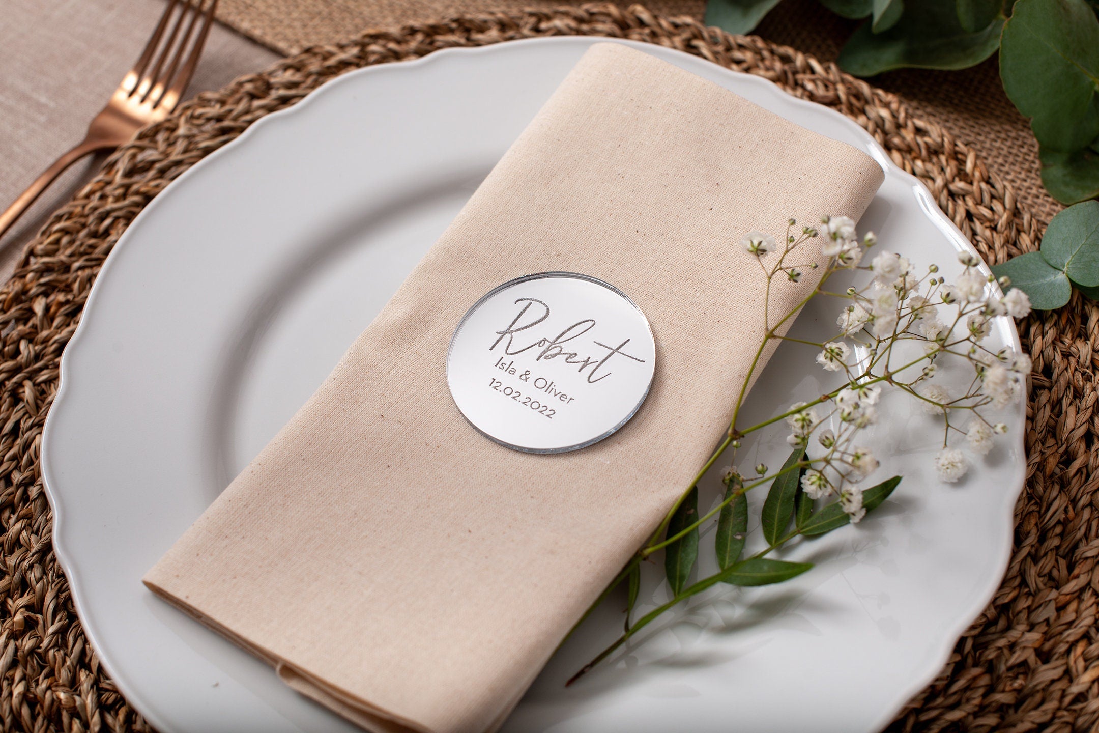 Kişiye Özel Yuvarlak Pleksi Masa İsimliği – Altın Aynalı Düğün & Nişan Hediyeliği