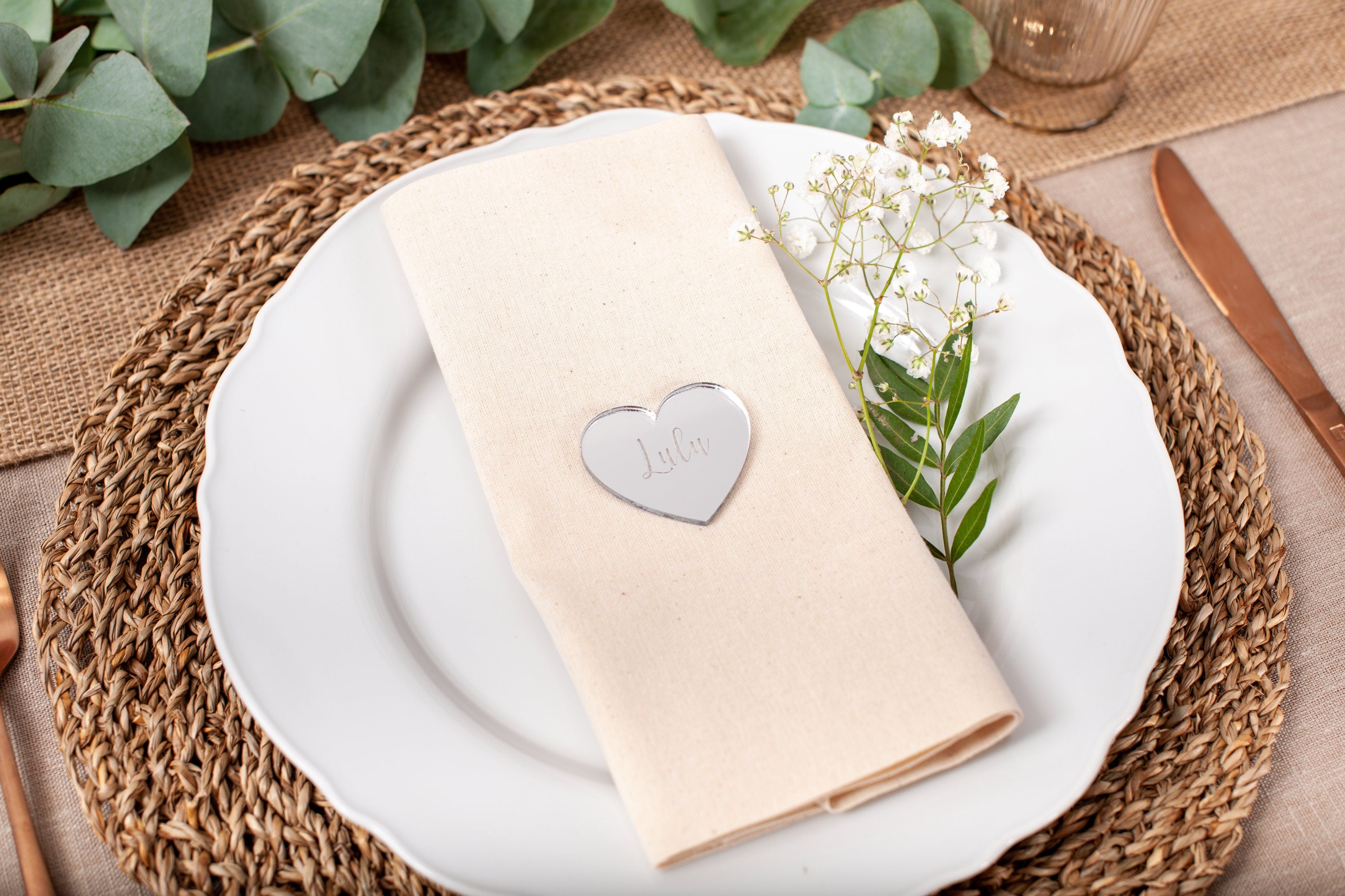 Altın Kalp Pleksi Masa İsimliği – Kişiye Özel Düğün & Davet Hediyeliği