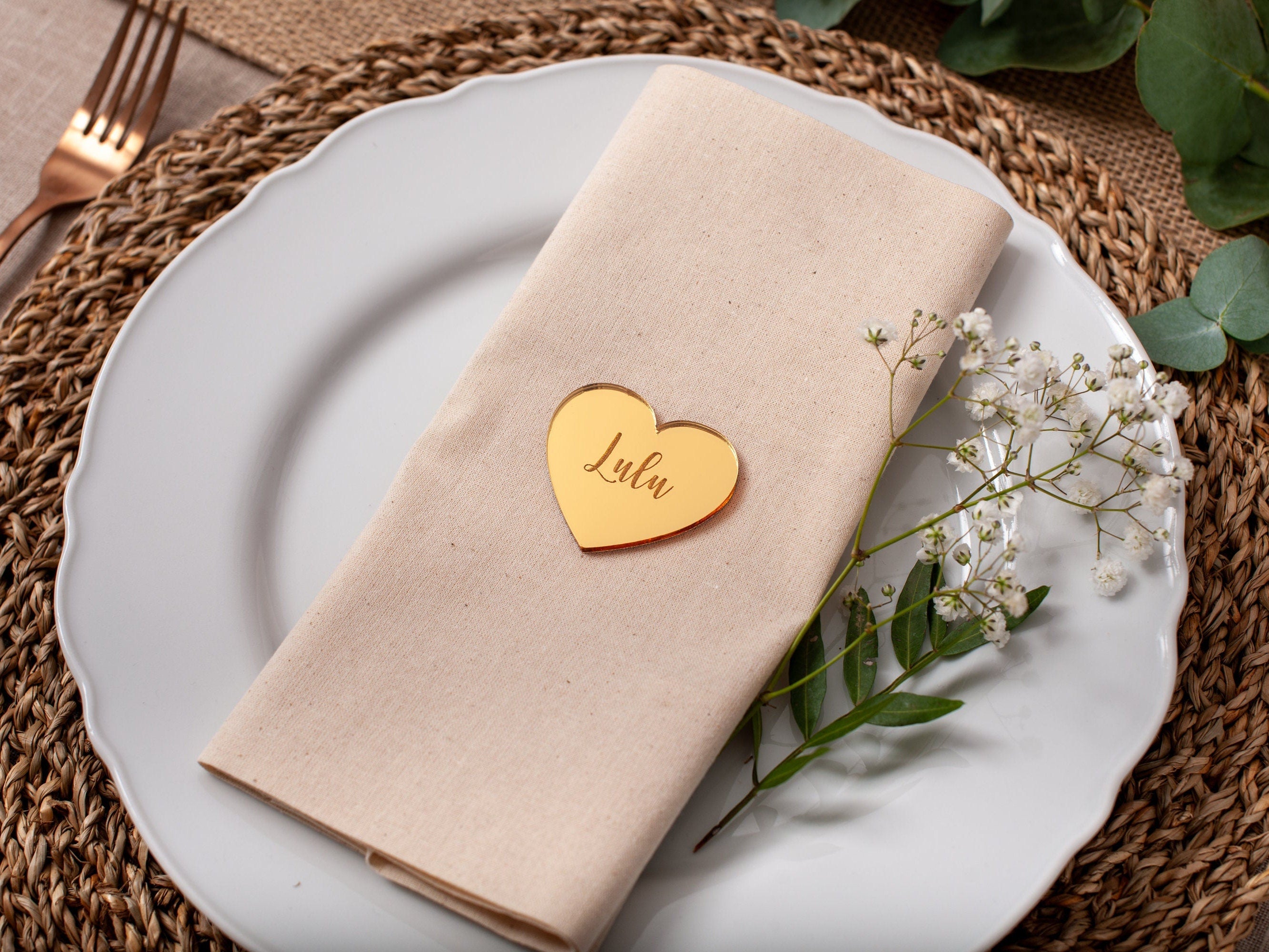 Altın Kalp Pleksi Masa İsimliği – Kişiye Özel Düğün & Davet Hediyeliği