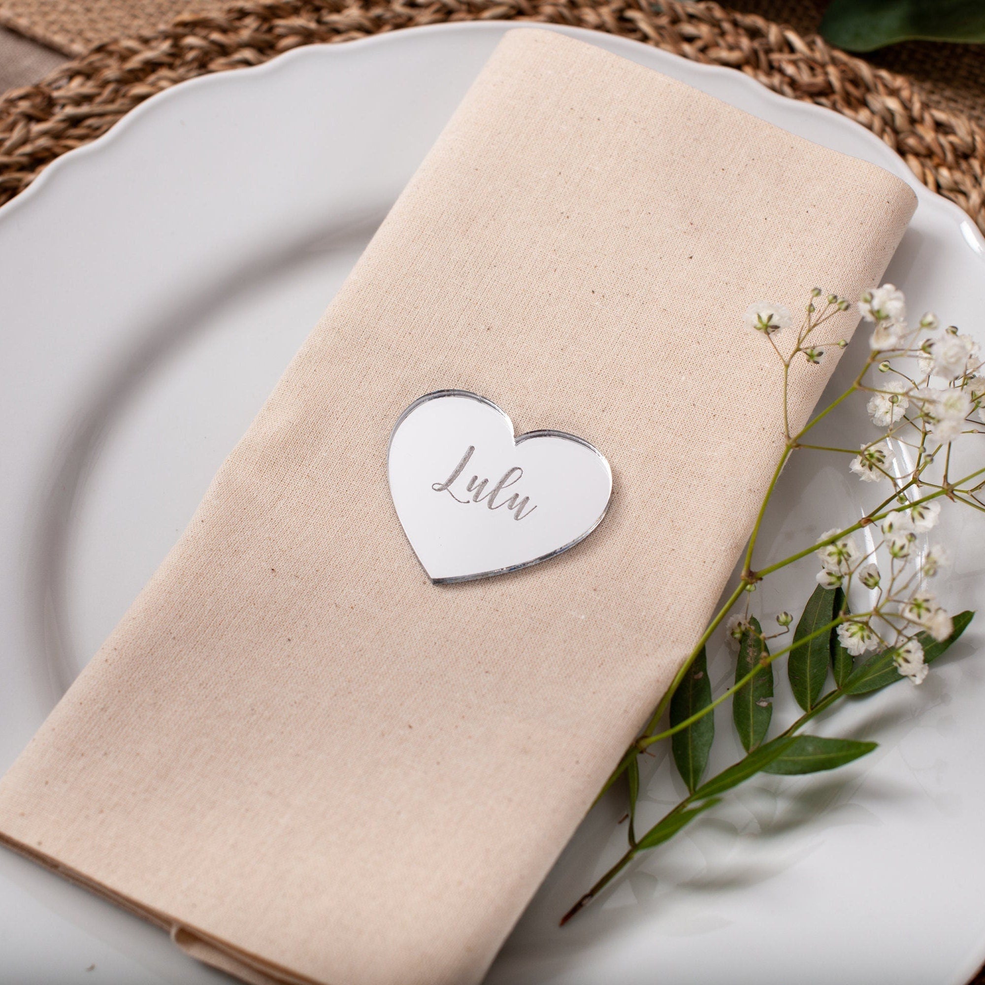 Altın Kalp Pleksi Masa İsimliği – Kişiye Özel Düğün & Davet Hediyeliği