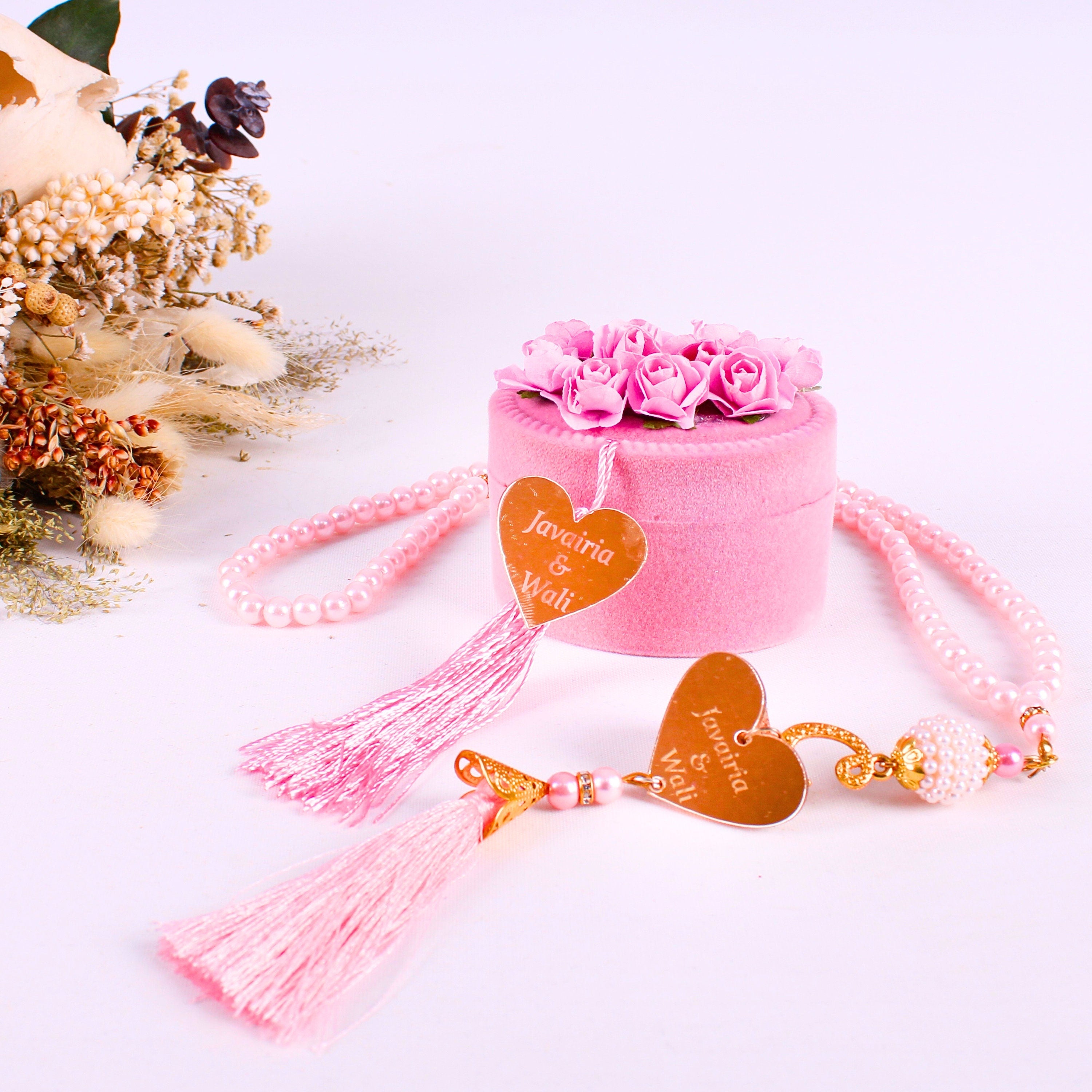 Çiçek Süslemeli Kadife Kutuda Kişiye Özel İnci Tesbih