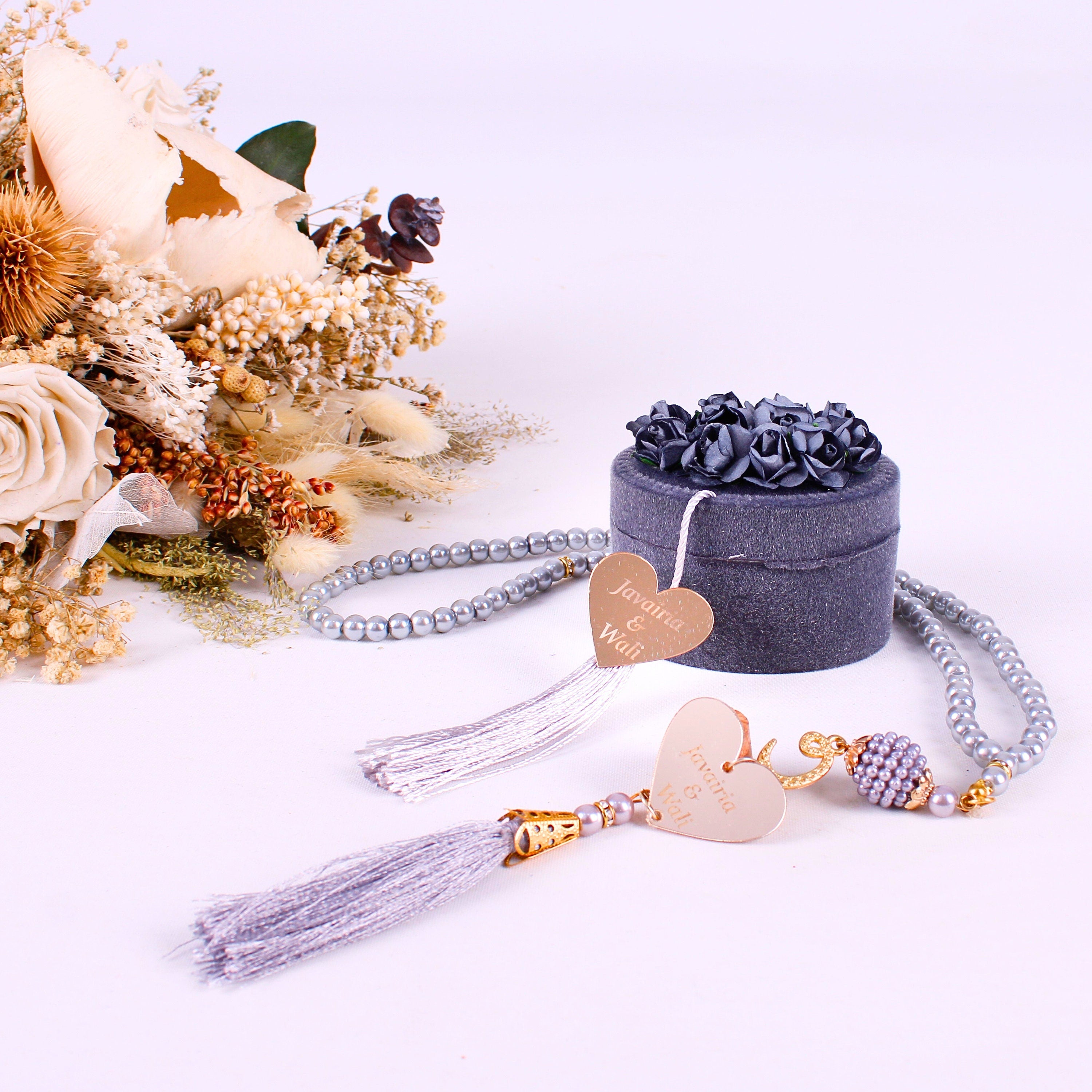 Çiçek Süslemeli Kadife Kutuda Kişiye Özel İnci Tesbih