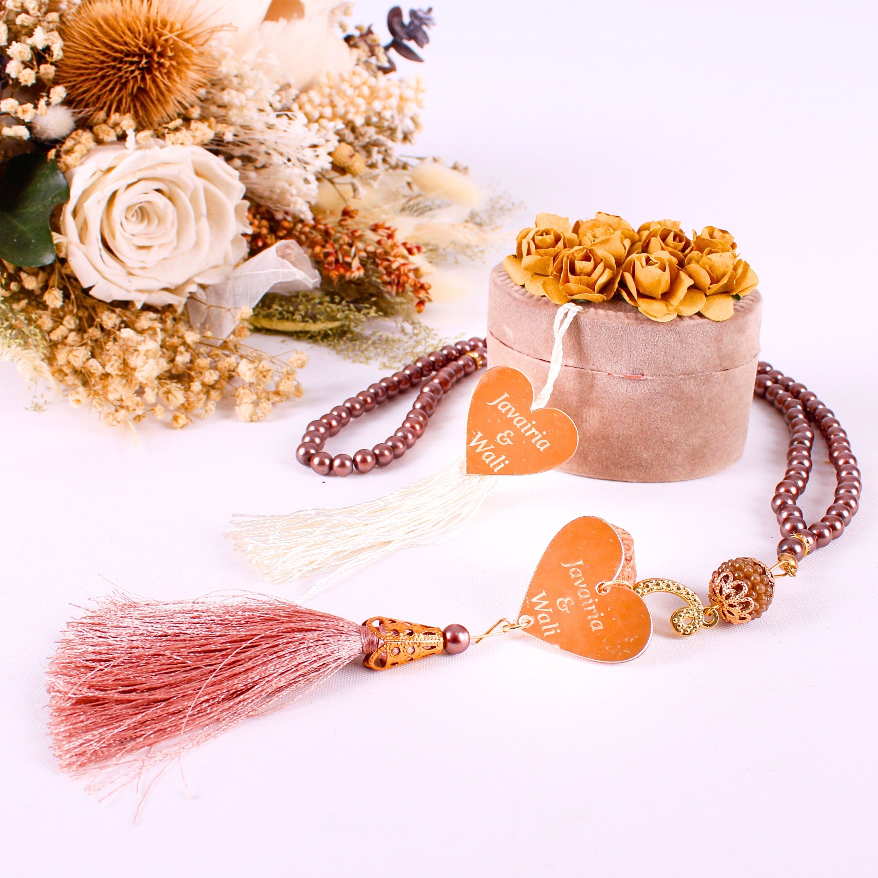 Çiçek Süslemeli Kadife Kutuda Kişiye Özel İnci Tesbih