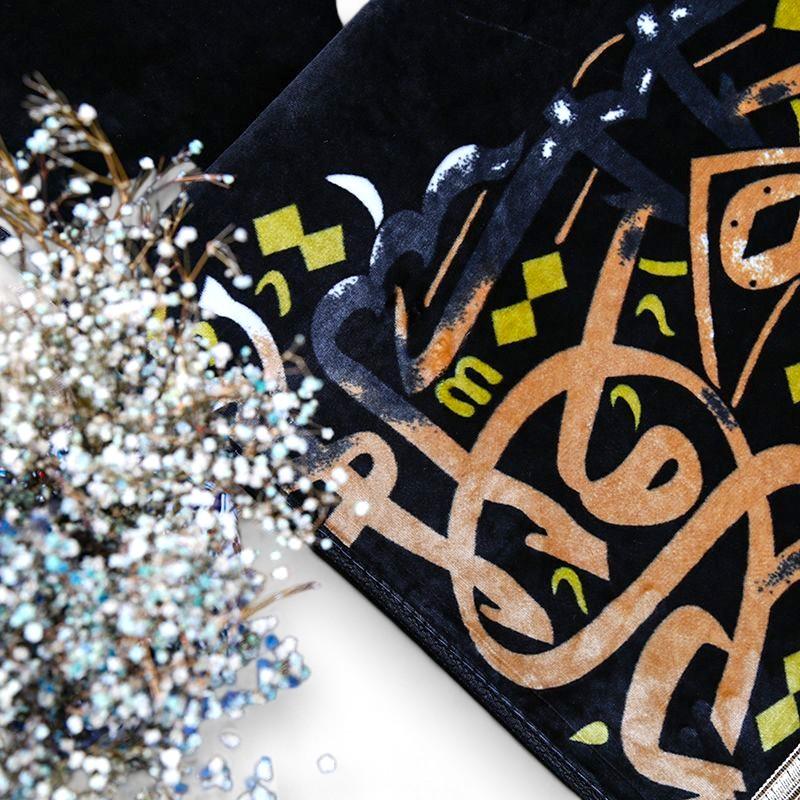 Kadife Peluş Hat Yazılı Seccade - Zarif ve Şık Tasarım